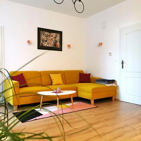 Cozyhome The Castle Apartment - Spacious, Quiet, High Ceiling Bratislava Exterior photo