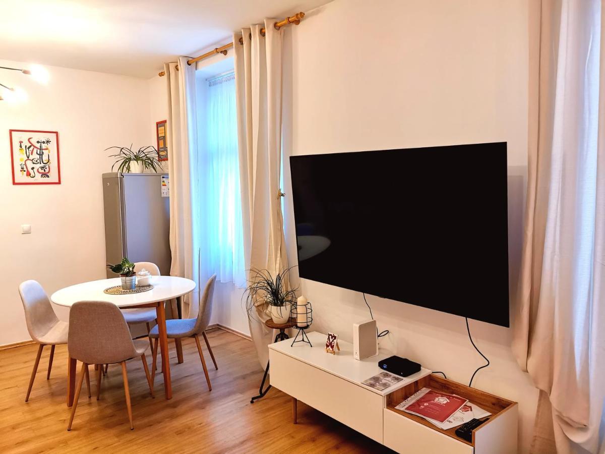 Cozyhome The Castle Apartment - Spacious, Quiet, High Ceiling Bratislava Exterior photo